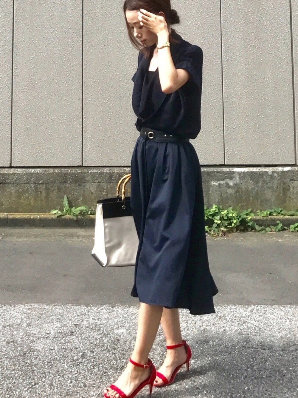 「オフィスカジュアル、オフィススタイル、お仕事コーデ、サッシュベルト、キレイめ、ワントーンコーデ、プチプラ、プチプラコーデ、シンプルコーデ、オトナ女子」｜「H&Mのアイテム（Tシャツ/カットソー、ブルー系）」を使った、soliさん（レディース・163cm）の夏コーディネートの1枚目の写真