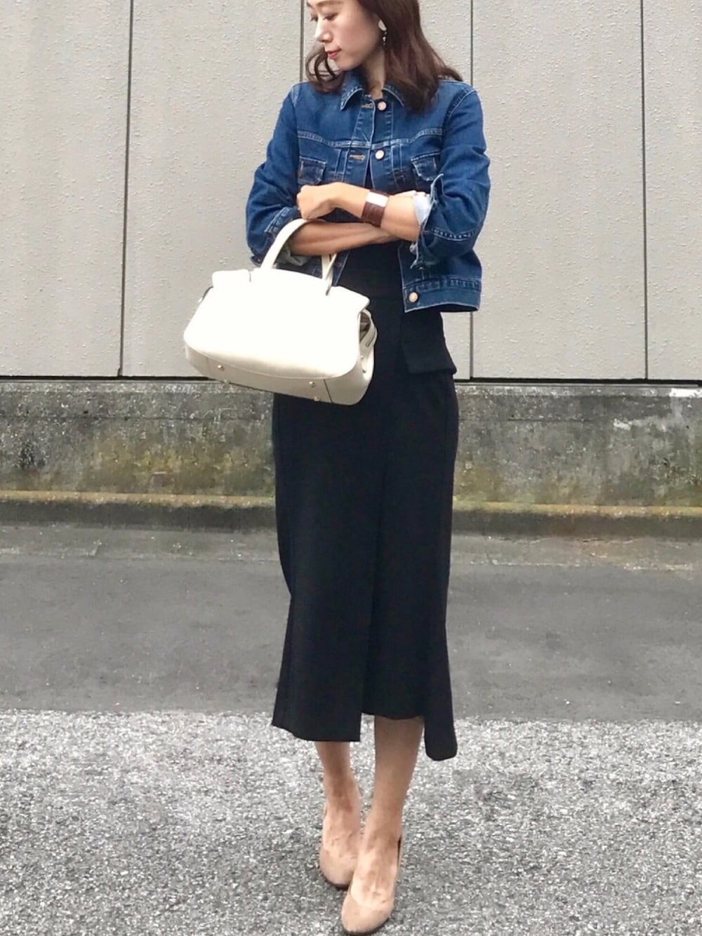 ホワイト系のハンドバッグ、ブラック系のTシャツ/カットソー、ブラック系のスカートを着用したレディースの秋コーディネートの1枚目の写真