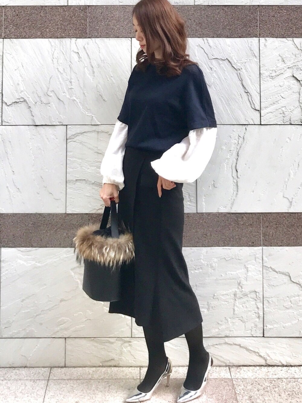 「オフィスカジュアル、お仕事コーデ、ZARA、ザラジョ、ワントーンコーデ、タイトスカート、冬コーデ、ボリューム袖、黒、メタリック」｜「PONTIのアイテム（トップス、ブルー系）」を使った、soliさん（レディース・163cm）の冬コーディネートの1枚目の写真