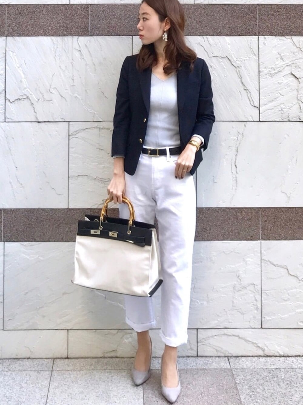 「オフィスカジュアル、お仕事コーデ、ユニクロ、UNIQLO、プチプラ、プチプラコーデ、ジャケット、白パンツ、春、シンプルコーデ」｜「LAGUNAMOONのバレリーナウォームアップニット（ニット/セーター、ブルー系）」を使った、soliさん（レディース・163cm）の春コーディネートの1枚目の写真