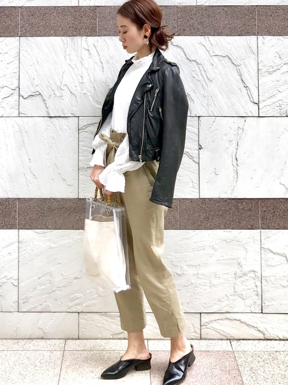 ホワイト系のシャツ/ブラウス、ベージュ系のその他パンツ、ブラック系のスリッポンを着用したレディースの春コーディネートの1枚目の写真