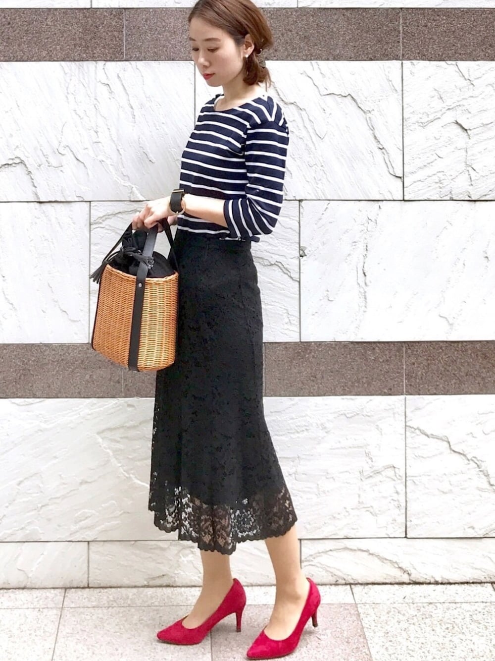 ブルー系のTシャツ/カットソー、ブラック系のスカート、レッド系のパンプスを着用したレディースの春コーディネートの1枚目の写真