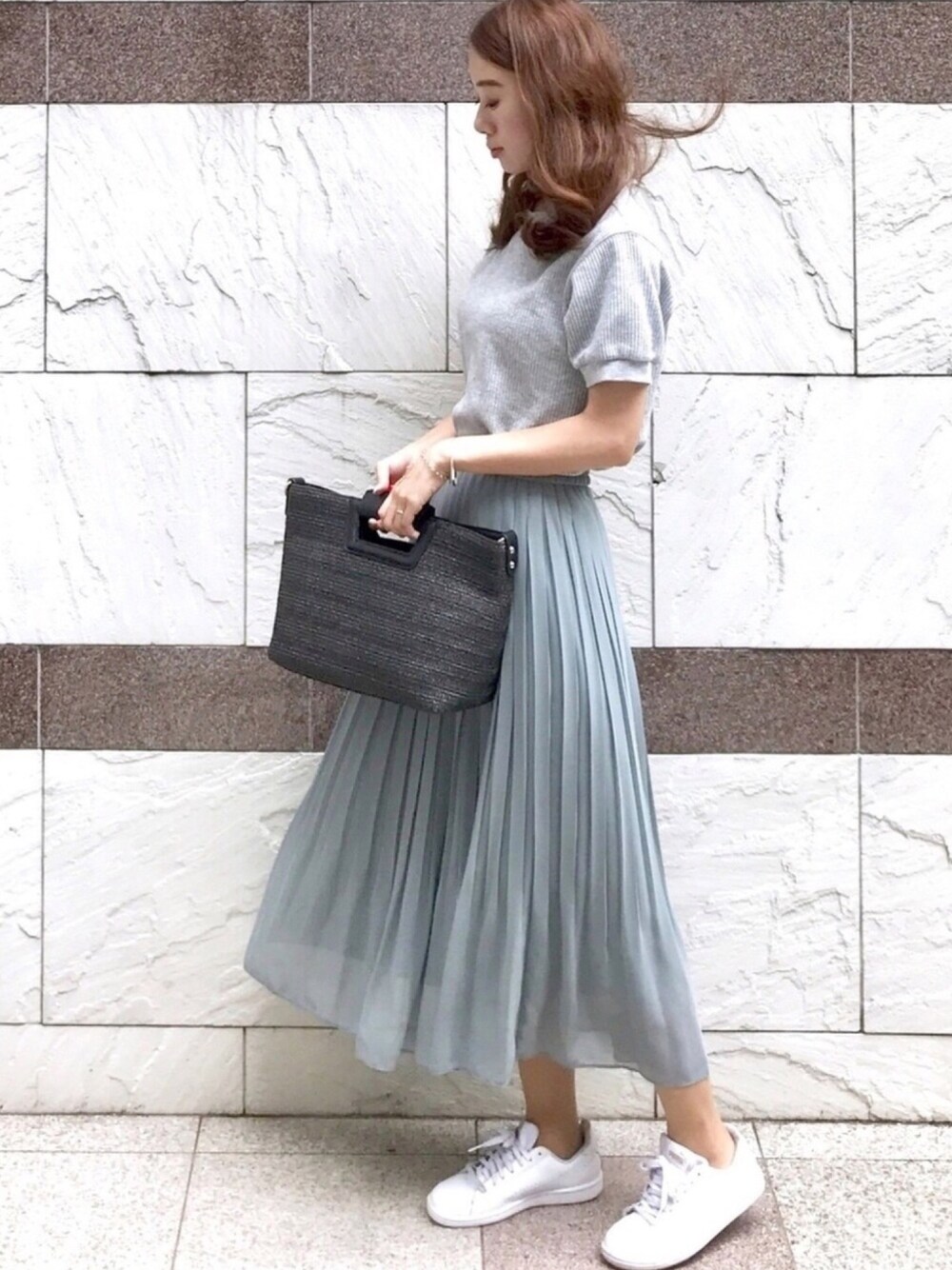 グレー系のTシャツ/カットソー、ブルー系のスカート、ホワイト系のスニーカーを着用したレディースの夏コーディネートの1枚目の写真