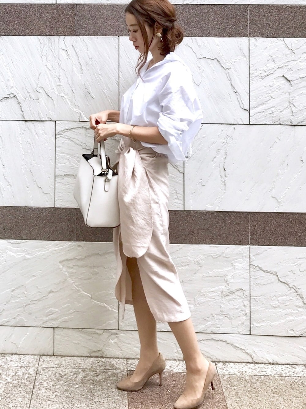 「オフィスカジュアル、お仕事コーデ、白シャツ、シャツスタイル、ワントーンコーデ、ベージュ、タイトスカート、ZARA、キレイめ、シンプルコーデ」｜「ZARAのアイテム（シャツ/ブラウス、ホワイト系）」を使った、soliさん（レディース・163cm）の夏コーディネートの1枚目の写真