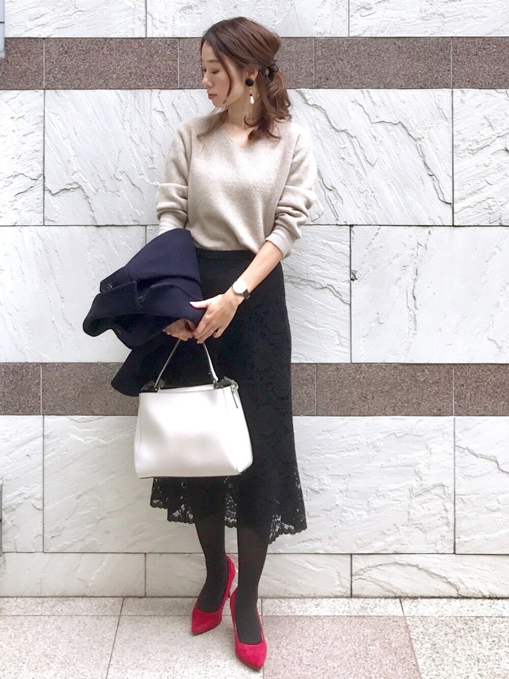 「qualite、SKAGEN、オフィスカジュアル、お仕事コーデ、ユニクロ、UNIQLO、ZARA、プチプラ、プチプラコーデ、タイトスカート」｜「qualiteのウールVネックプルオーバー（ニット/セーター、ベージュ系）」を使った、soliさん（レディース・163cm）の秋コーディネートの1枚目の写真