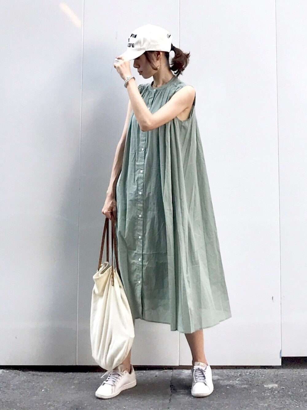 「Sonny　Label、休日スタイル、ワンピース、キャップ、スニーカー、夏、プチプラ、プチプラコーデ、ゆるコーデ、ラクチンコーデ」｜「URBAN RESEARCH Sonny Labelのノースリーブギャザーワンピース（ワンピース、グリーン系）」を使った、soliさん（レディース・163cm）の夏コーディネートの1枚目の写真