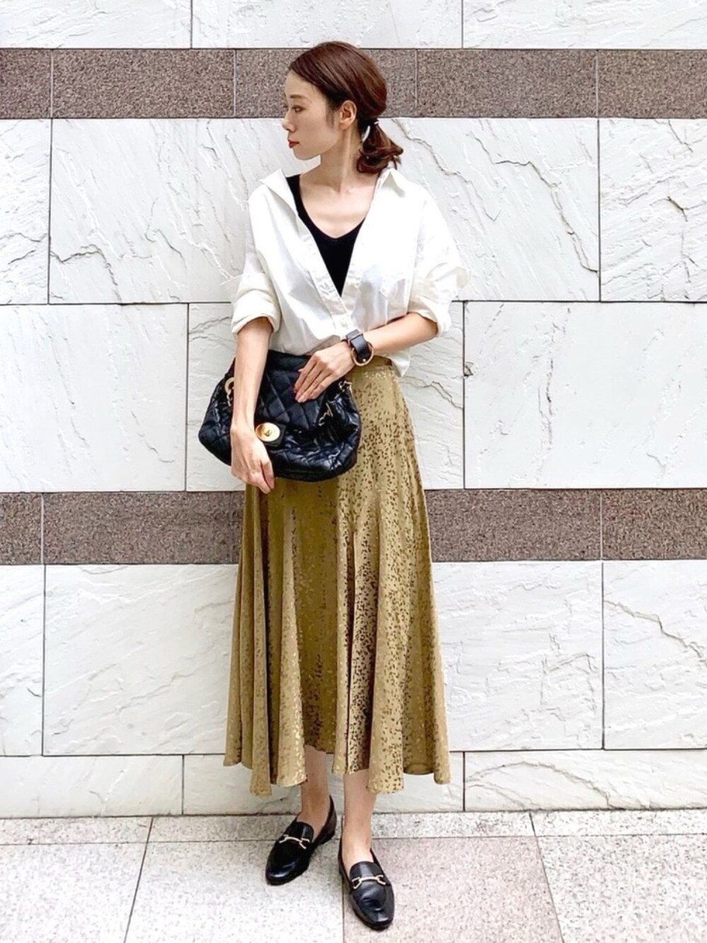 「FREDY&GLOSTER、オフィスカジュアル、お仕事コーデ、きれいめカジュアル、シャツスタイル、白シャツ、ZARA、プチプラ、プチプラコーデ、秋コーデ」｜「fredy repitの後ろボタンシャツ（シャツ/ブラウス、ホワイト系）」を使った、soliさん（レディース・163cm）の秋コーディネートの1枚目の写真