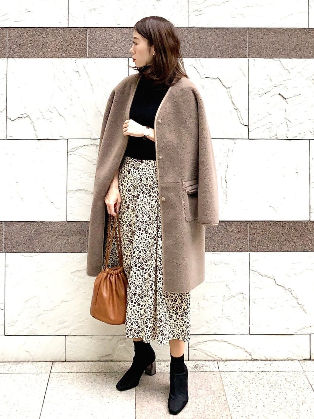 「FREDY&GLOSTER、オフィスカジュアル、お仕事コーデ、ユニクロ、UNIQLO、ZARA、GU、花柄スカート、ボア、プチプラ」｜「fredy emueの花柄前ボタンタックスカート（スカート、ホワイト系）」を使った、soliさん（レディース・163cm）の冬コーディネートの1枚目の写真