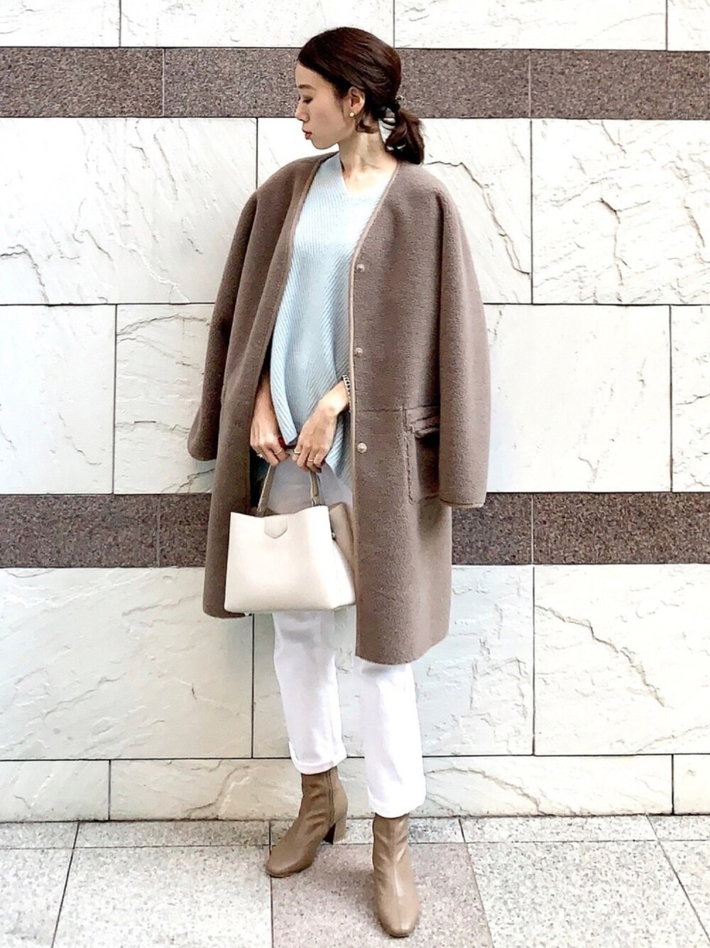 「オフィスカジュアル、お仕事コーデ、きれいめカジュアル、ユニクロ、UNIQLO、ボア、ボアコート、ブーツ、白パンツ、コート」｜「URBAN RESEARCH Sonny Labelのフェイクムートンリバーシブルコート（ムートンコート、ブラウン系）」を使った、soliさん（レディース・163cm）の冬コーディネートの1枚目の写真