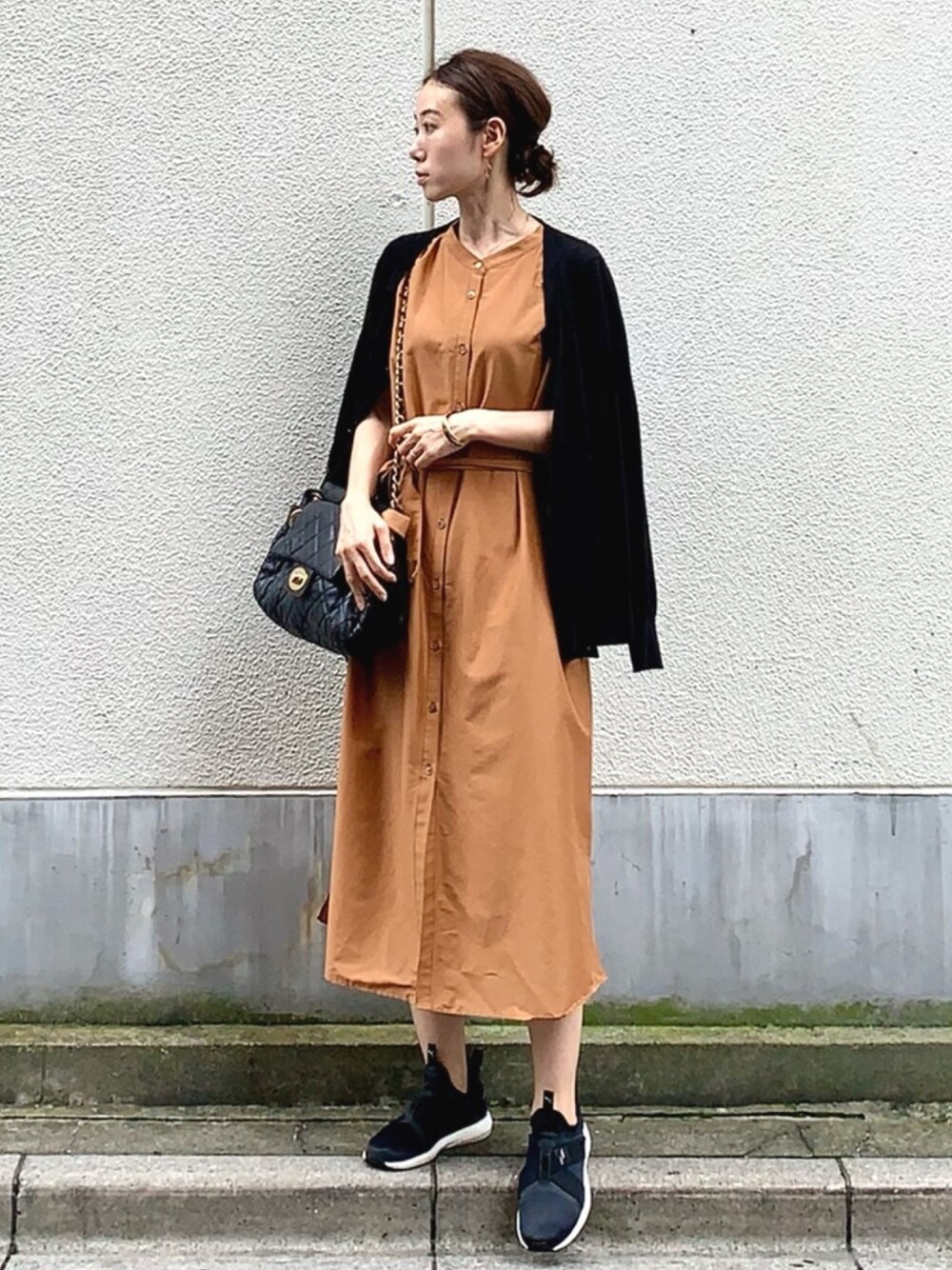 「URBAN RESEARCH、休日スタイル、きれいめカジュアル、ワンピース、ノースリーブワンピース、ロングワンピース、カーディガン、夏コーデ、リラックススタイル、スニーカーコーデ」｜「URBAN RESEARCHのコットンシルクギャザーノースリワンピース（ワンピース、イエロー系）」を使った、soliさん（レディース・163cm）の夏コーディネートの1枚目の写真