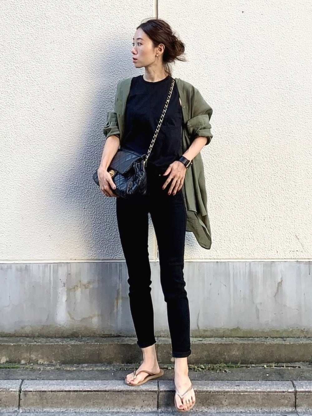 「LEE、URBAN RESEARCH、休日スタイル、楽チンコーデ、ユニクロ、UNIQLO、プチプラ、プチプラコーデ、黒スキニー、シアーシャツ」｜「UNIQLOのコットンノースリーブT（Tシャツ/カットソー、ブラック系）」を使った、soliさん（レディース・163cm）の夏コーディネートの1枚目の写真