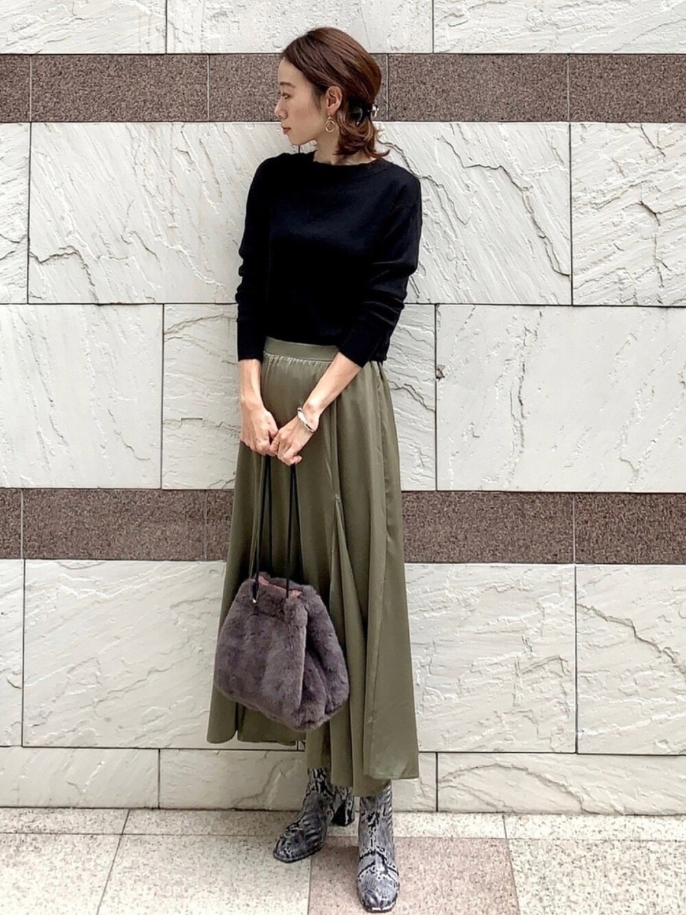 「SENSEOFPLACE、オフィスカジュアル、お仕事コーデ、きれいめカジュアル、ZARA、プチプラ、プチプラコーデ、パイソン柄、ショートブーツ、サテン」｜「NANO universeの毛玉レスニット 総針バックスリットプルオーバー（ニット/セーター、ブラック系）」を使った、soliさん（レディース・163cm）の秋コーディネートの1枚目の写真