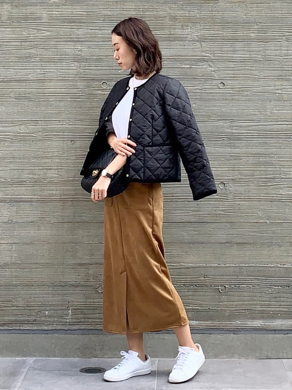 「Traditional Weatherwear、ｏｒｏｂｉａｎｃｏ、休日スタイル、きれいめカジュアル、GU、プチプラ、プチプラコーデ、キルティング、キルティングジャケット、秋コーデ」｜「FREAK'S STOREのLONG SLEEVE TEE Marilyn Monroe1/ロングスリーブTシャツ マリリン・モンロー1(バックプリントロンT、ビッグシルエットトップス)（Tシャツ/カットソー、ホワイト系）」を使った、soliさん（レディース・163cm）の秋コーディネートの1枚目の写真
