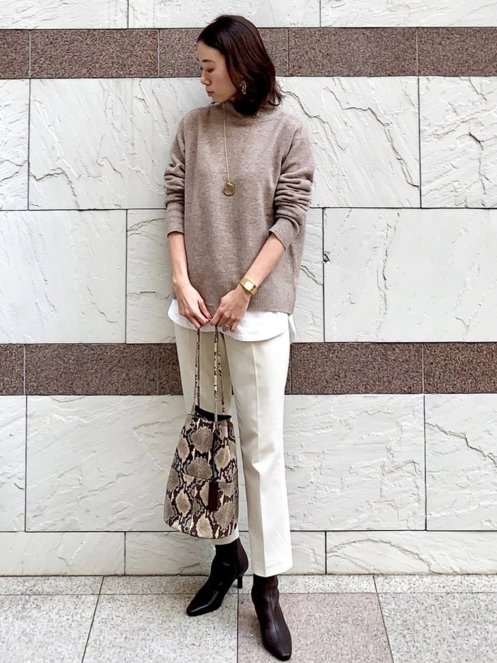 「オフィスカジュアル、お仕事コーデ、きれいめカジュアル、ユニクロ、UNIQLO、GU、プチプラ、プチプラコーデ、ワントーンコーデ、ベージュコーデ」｜「UNIQLOのアイテム（ニット/セーター、ベージュ系）」を使った、soliさん（レディース・163cm）の冬コーディネートの1枚目の写真
