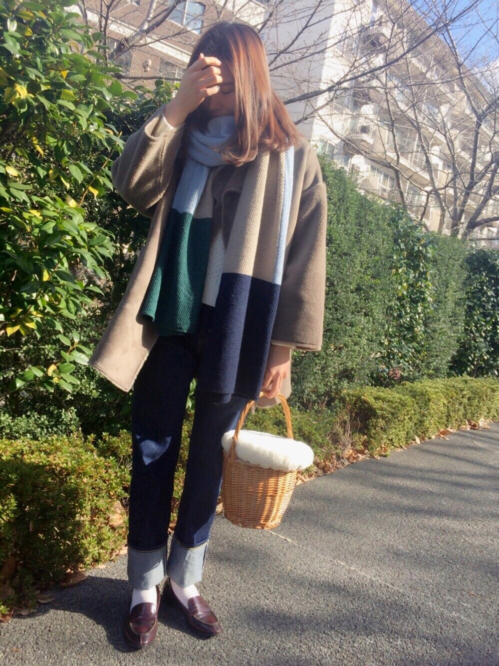 「オトナカジュアル、winter、ootd、ムートンコート、ローファー、リーバイス、ジーンズ、デニム、ファー小物、かごバッグ」｜「ADAM ET ROPE'のウールボア ムートンコート（ムートンコート、ブラウン系）」を使った、yu--kaさん（レディース・166cm）の冬コーディネートの1枚目の写真