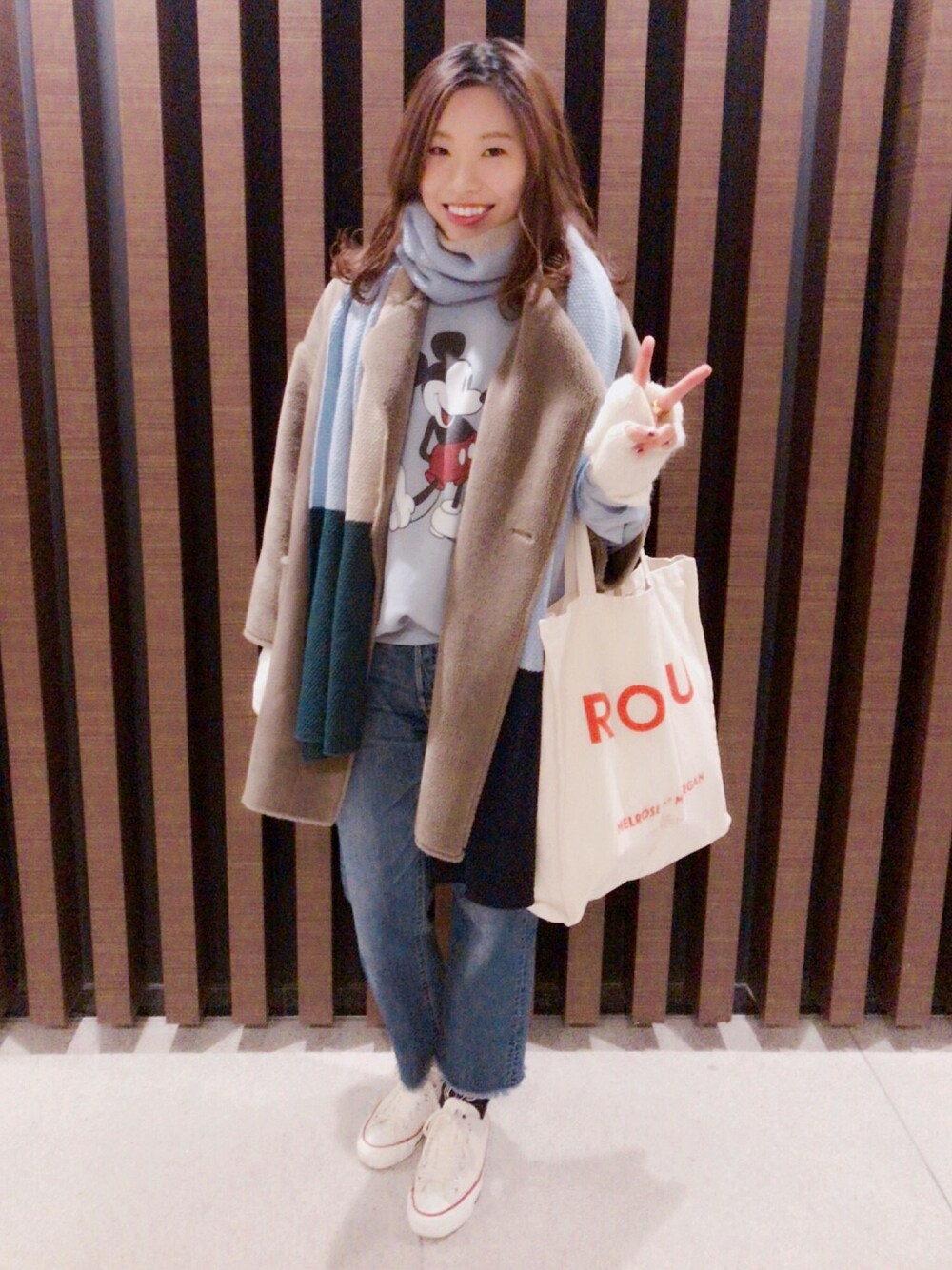 「大晦日、カジュアルコーデ、パンツスタイル、今年最後のコーデ、あけましておめでとうございます！、来年もよろしくお願いします、今年もよろしくお願いします、デニムパンツ、ジーンズ、ミッキー」｜「ADAM ET ROPE'のウールボア ムートンコート（ムートンコート、ブラウン系）」を使った、yu--kaさん（レディース・166cm）の冬コーディネートの1枚目の写真