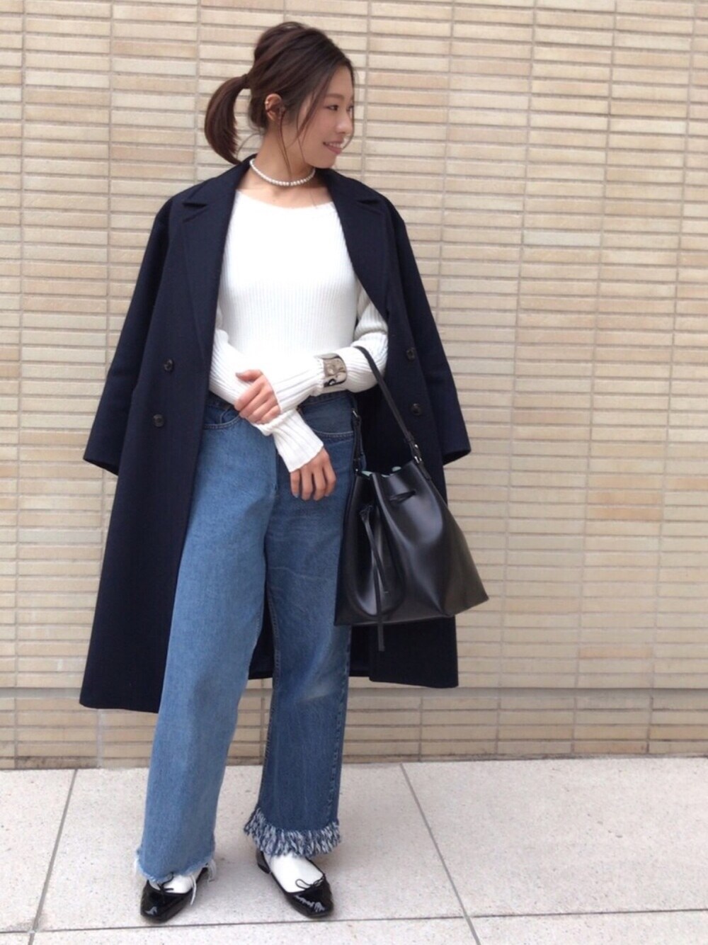 「休日スタイル、ootd、オフショル、大人カジュアル、春コーデ、シンプル、ワイドパンツ、デニム、リメイク、白ニット」｜「green label relaxingのELAN W/PE GABA BIG コート（その他アウター、ブルー系）」を使った、yu--kaさん（レディース・166cm）の冬コーディネートの1枚目の写真