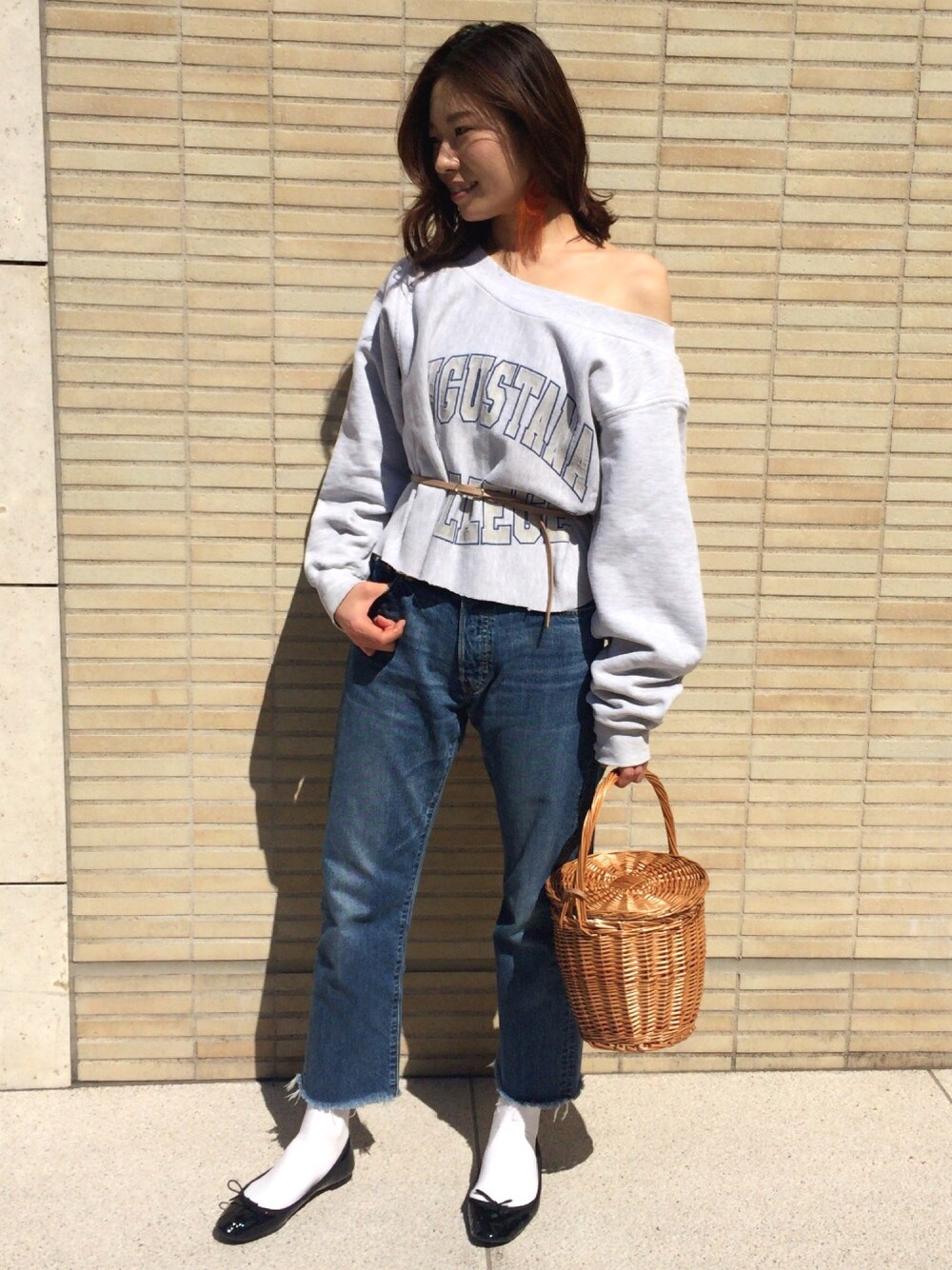「休日スタイル、オトナ女子、カジュアル、パンツスタイル、デニム、スウェット、リメイク、ソックス×パンプス、かごバッグ、バケツバッグ」｜「SHENERYのアイテム（ピアス（片耳用）、オレンジ系）」を使った、yu--kaさん（レディース・166cm）の春コーディネートの1枚目の写真
