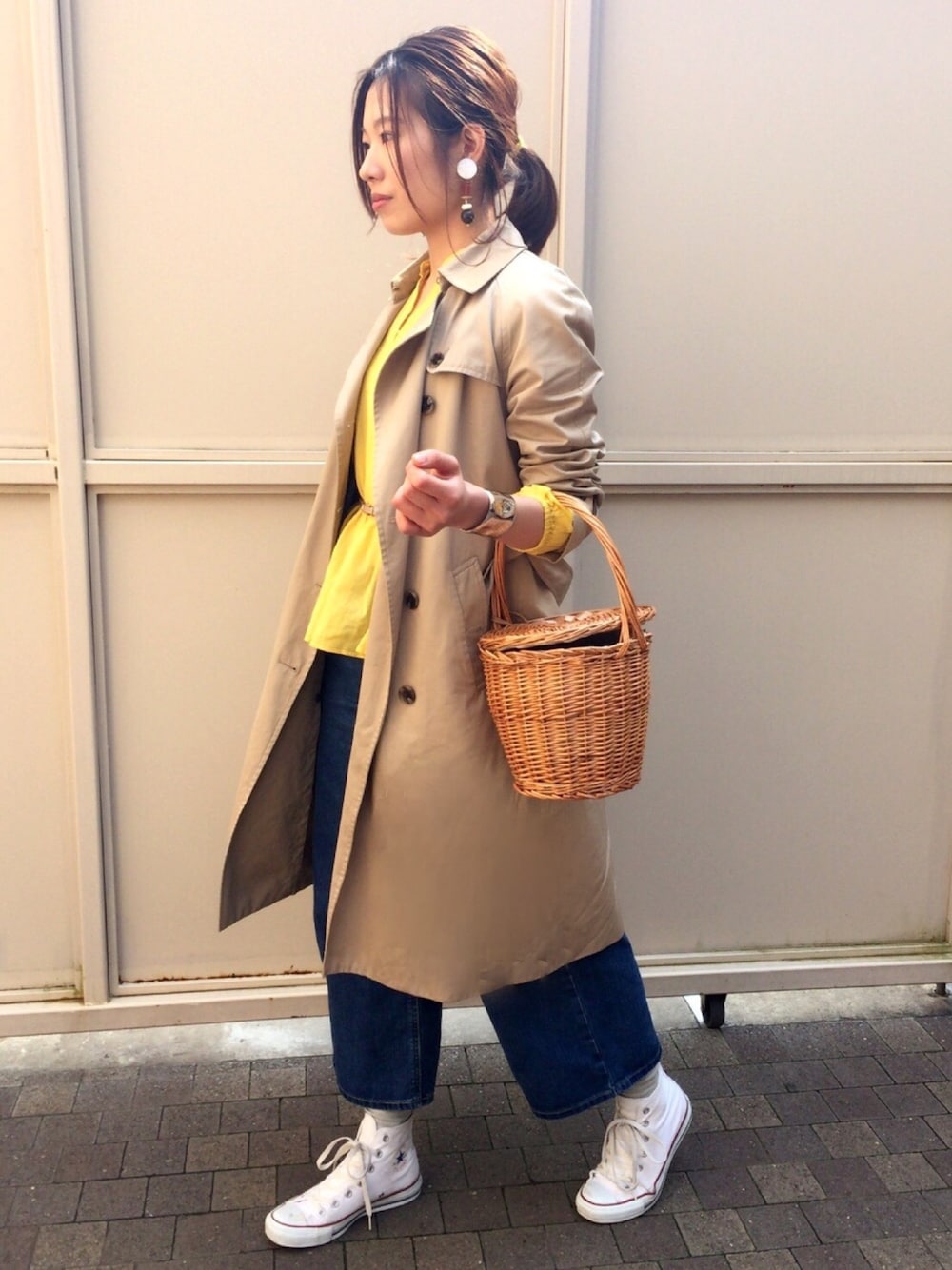 「オトナカジュアル、休日スタイル、ラフ、パンツスタイル、コンバース、fashion、トレンチコート、かごバッグ、マルシェバッグ、春コーデ」｜「ST,CATのアイテム（イヤリング、ベージュ系）」を使った、yu--kaさん（レディース・166cm）の春コーディネートの1枚目の写真