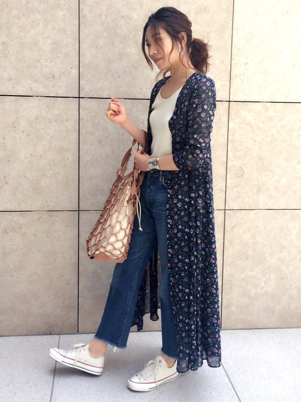 「春コーデ、オトナカジュアル、パンツスタイル、カジュアルコーデ、春、スニーカー、outfit、花柄、花柄ワンピース、ガウン」｜「Shetaのアイテム（ワンピース、ブルー系）」を使った、yu--kaさん（レディース・166cm）の春コーディネートの1枚目の写真