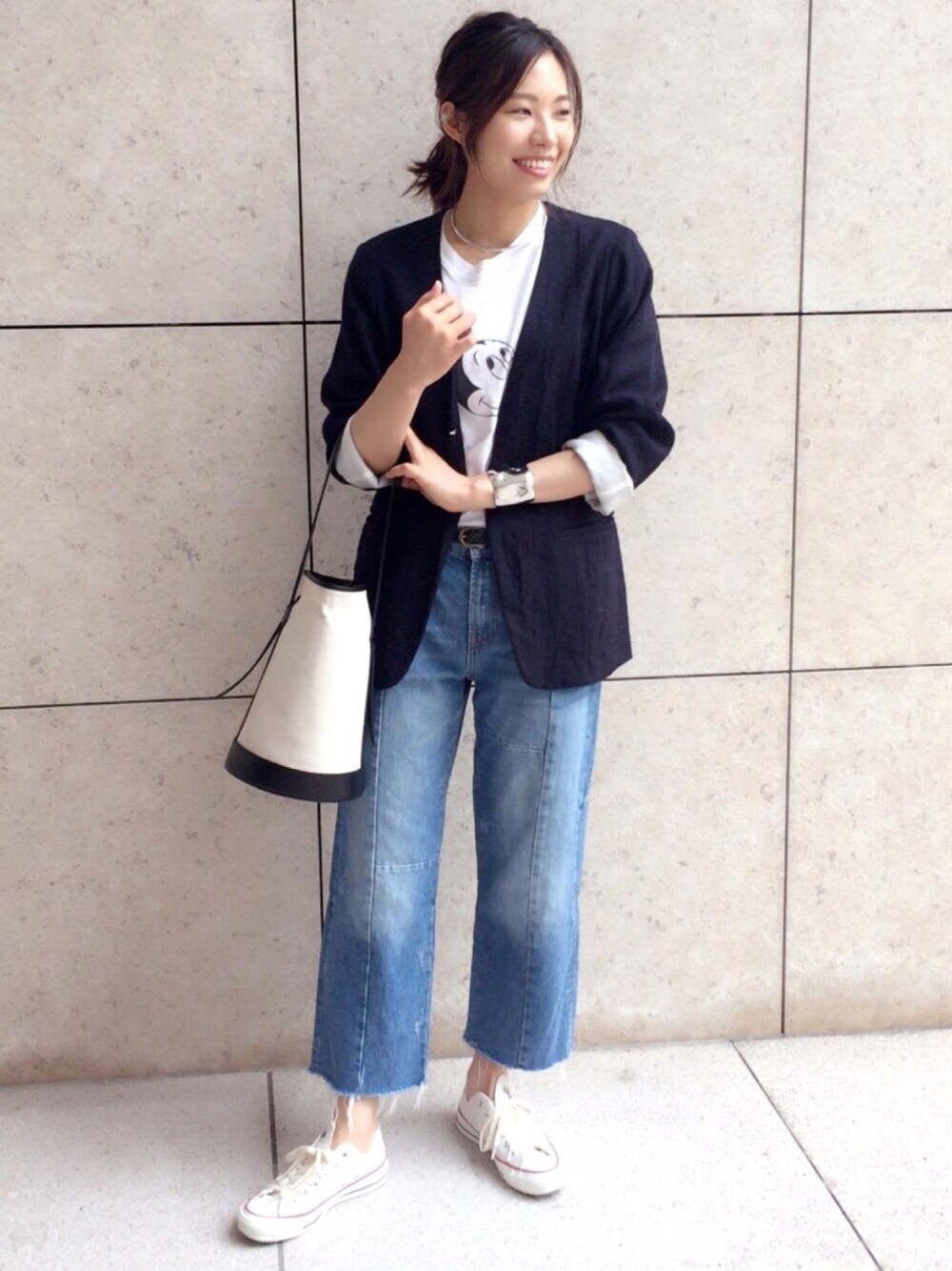 「大人カジュアル、ootd、カジュアル、デニムパンツ、白Tシャツ、シンプル、ミッキー、ミッキーT、ジャケット、切りっぱなしデニム」｜「6のアイテム（ジャケット/アウター、ブルー系）」を使った、yu--kaさん（レディース・166cm）の春コーディネートの1枚目の写真