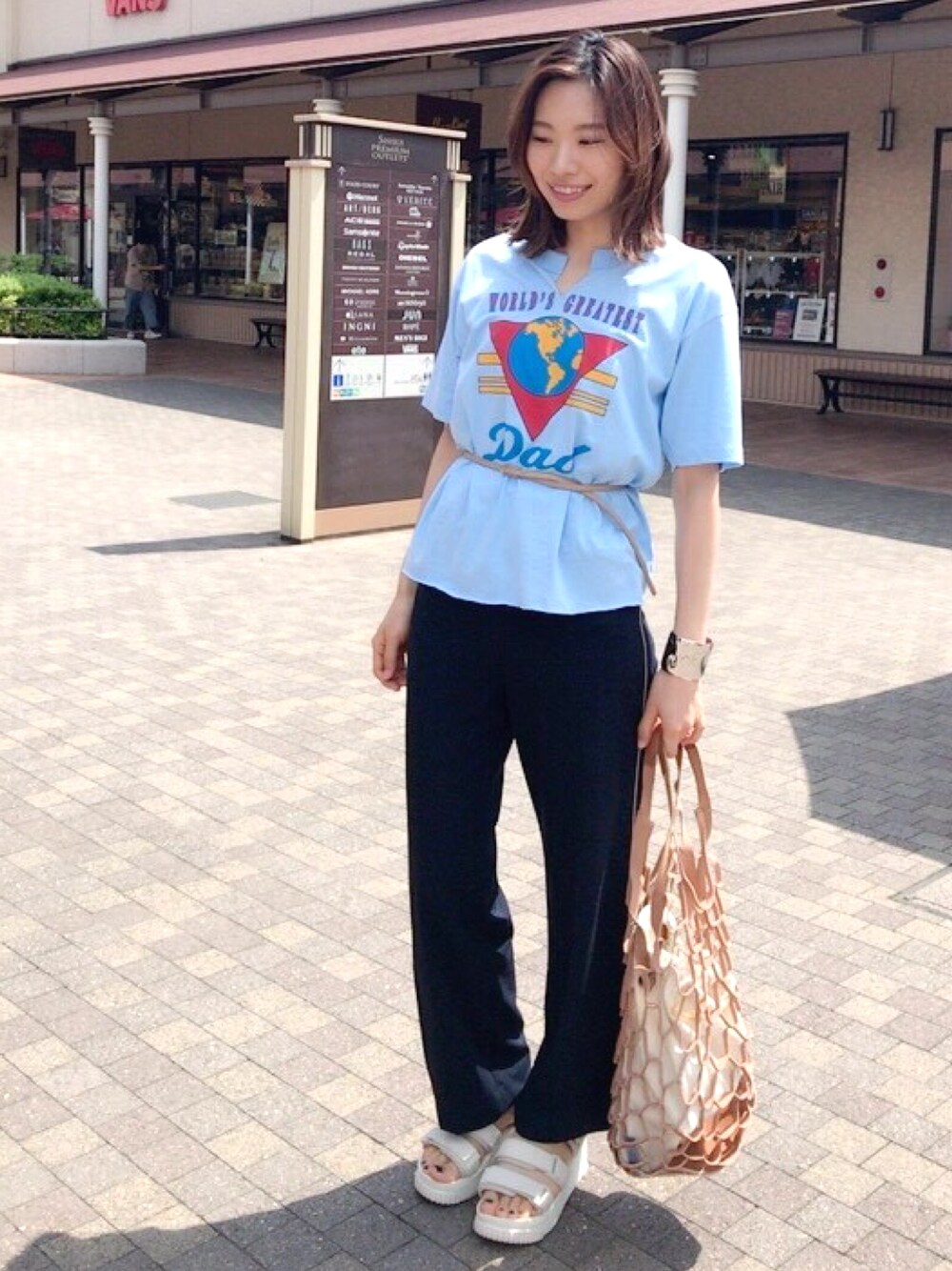 「カジュアル、夏コーデ、オトナカジュアル、サンダル、スポサン、リメイク、古着、ラインパンツ、ロゴT、Tシャツ」｜「SHENERYのアイテム（Tシャツ/カットソー、ブルー系）」を使った、yu--kaさん（レディース・166cm）の春コーディネートの1枚目の写真