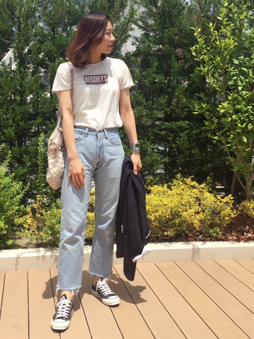 「シンプルコーデ、休日スタイル、カジュアルコーデ、outfit、デニム、スニーカー、denim、カットオフ、ロゴT、白Tシャツ」｜「Ray BEAMSのGOOD SPEED / HERSHEYS Tシャツ（Tシャツ/カットソー、ホワイト系）」を使った、yu--kaさん（レディース・166cm）の夏コーディネートの1枚目の写真