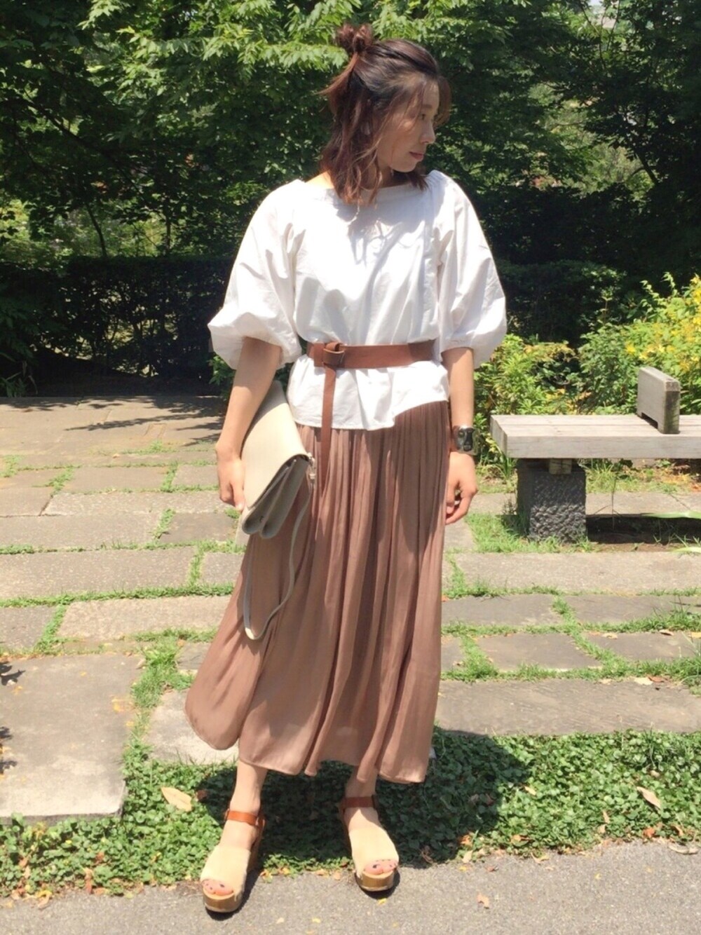 「休日スタイル、きれいめカジュアル、ootd、オトナカジュアル、オフショル、ブラウス、夏コーデ、ワントーンコーデ、ベルト、ウエストマーク」｜「aquagirlのボリュームオフショルダーブラウス（シャツ/ブラウス、ホワイト系）」を使った、yu--kaさん（レディース・166cm）の夏コーディネートの1枚目の写真