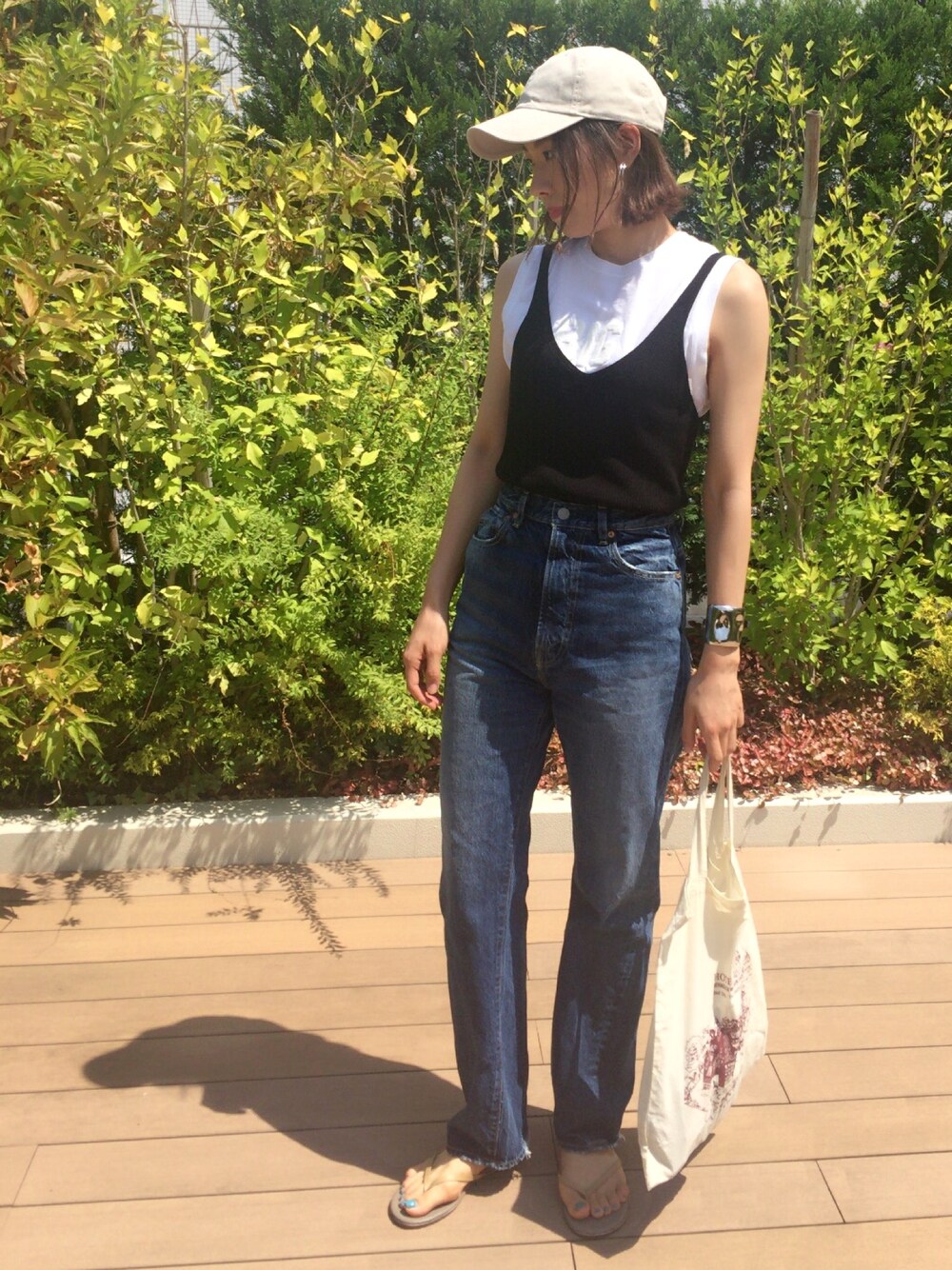 「夏、休日スタイル、ラフ、ootd、大人カジュアル、デニムパンツ、ラフコーデ、黒、キャップ、キャミソール」｜「BEAUTY&YOUTH UNITED ARROWSのBY コットンキャップ（キャップ、ベージュ系）」を使った、yu--kaさん（レディース・166cm）の夏コーディネートの1枚目の写真