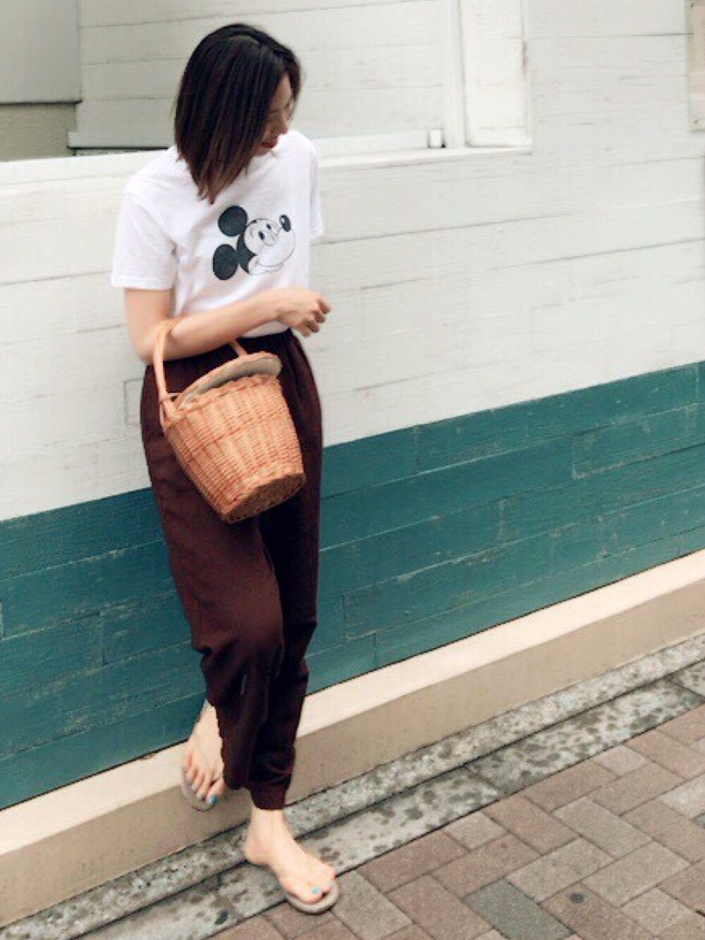 「シンプルコーデ、オトナカジュアル、休日コーデ、summer、casual、カジュアルコーデ、fashion、outfit、休日スタイル、ミッキー」｜「Shetaのアイテム（Tシャツ/カットソー、ホワイト系）」を使った、yu--kaさん（レディース・166cm）の夏コーディネートの1枚目の写真