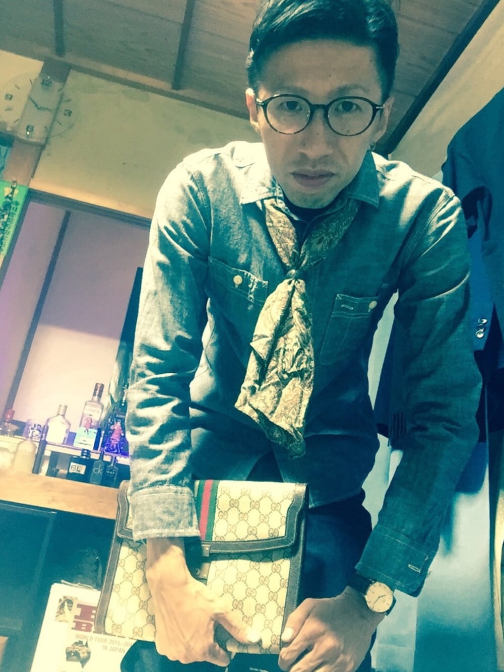 「大人カジュアル、デニムオンデニム、オールドグッチ」｜「HAREのアイテム（ストール/ショール、ブラウン系）」を使った、Taaさん（メンズ・174cm）の冬コーディネートの1枚目の写真