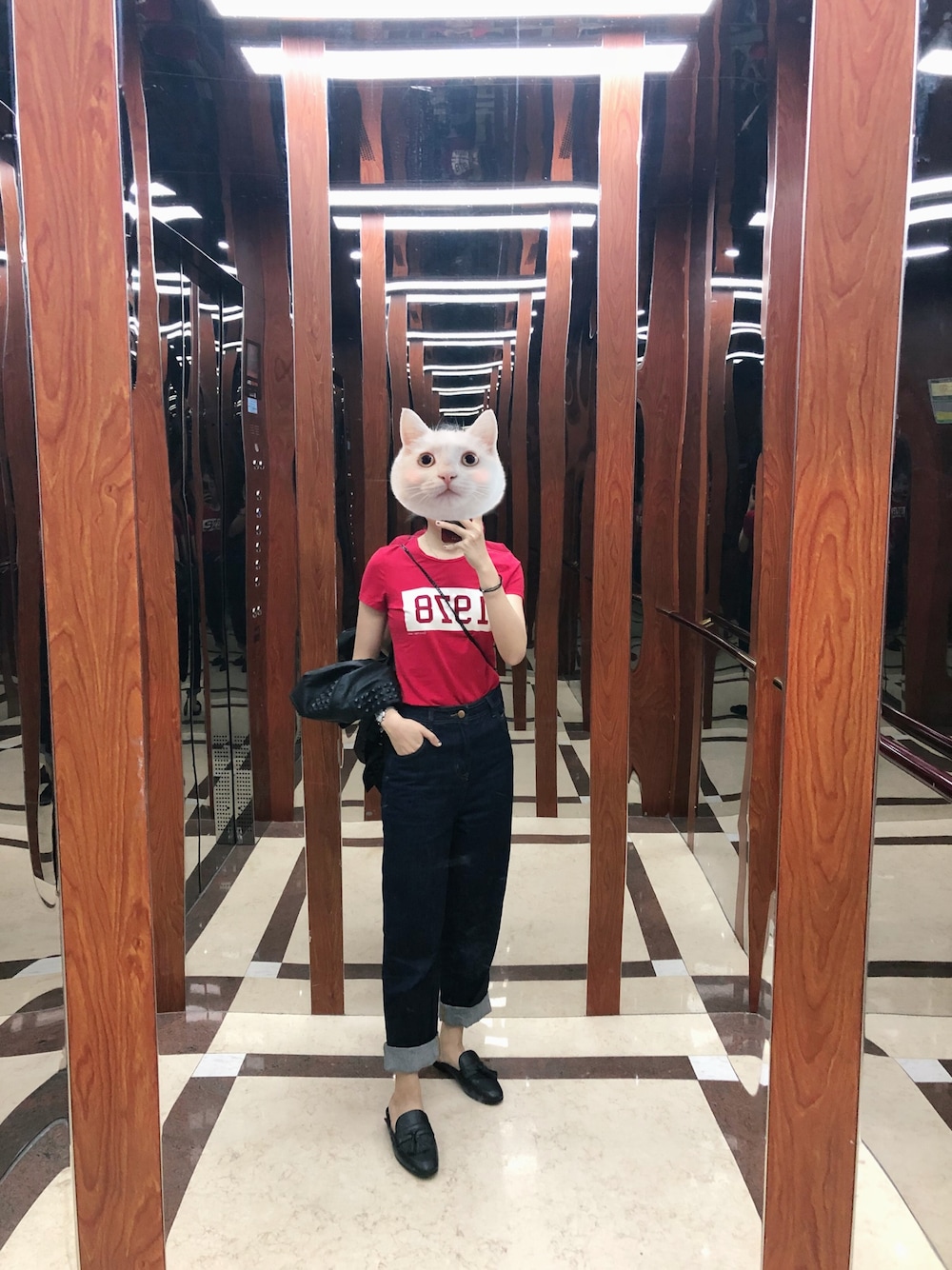 「Calvin Klein Jeansのアイテム（Tシャツ/カットソー、レッド系）」を使った、GNparticleさん（レディース・160cm）の春コーディネートの1枚目の写真