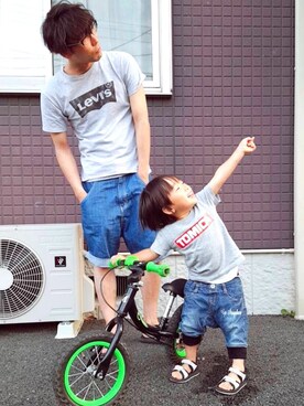 「Right-on KIDS（ライトオンキッズ）のアイテム（Tシャツ/カットソー、グレー系）」を使った、過ぎた煮さん（キッズ・100cm）の春コーディネート