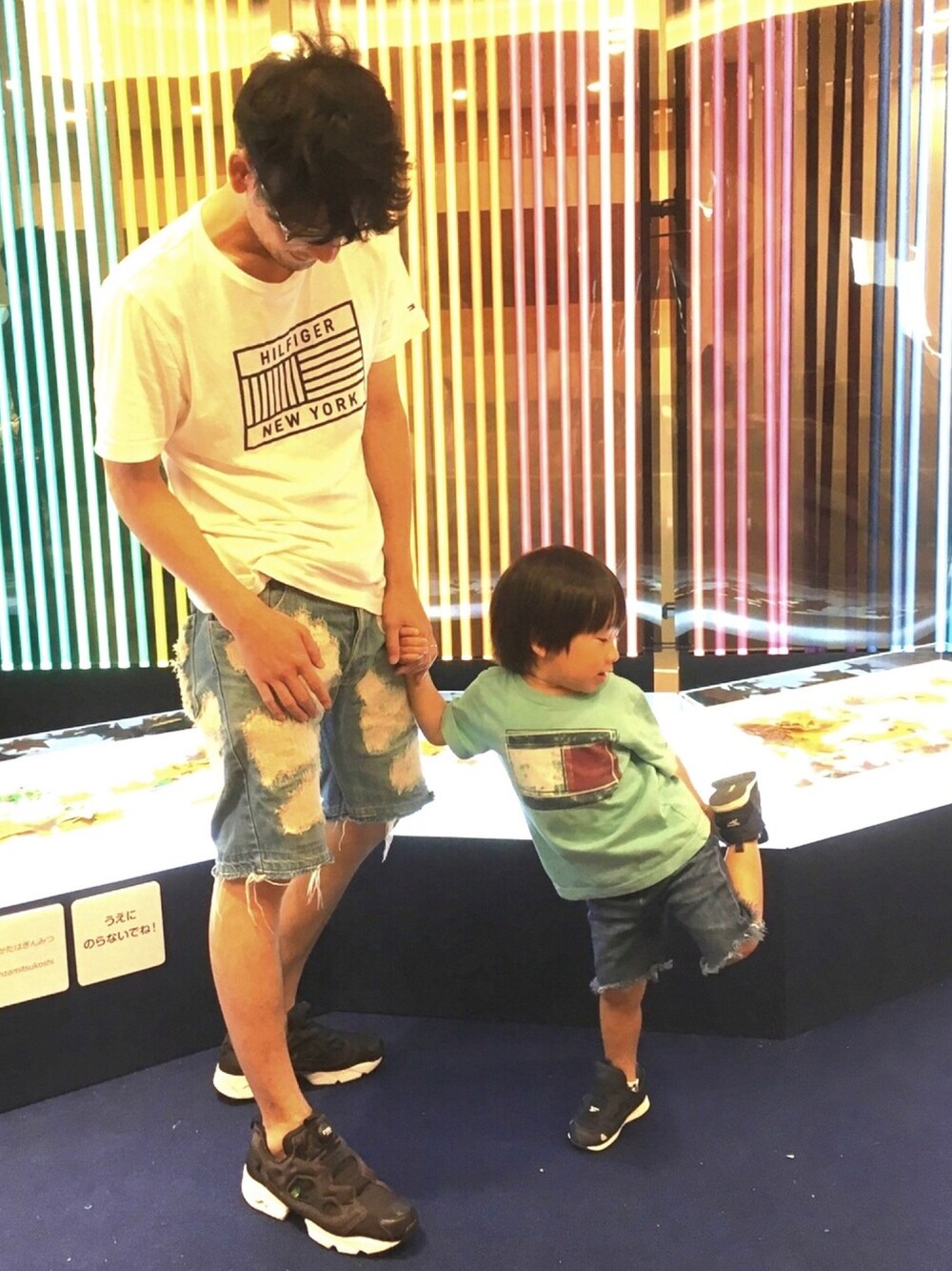ブルー系のスニーカー、ブルー系のTシャツ/カットソー、ブラック系のスニーカーを着用したキッズの夏コーディネートの1枚目の写真
