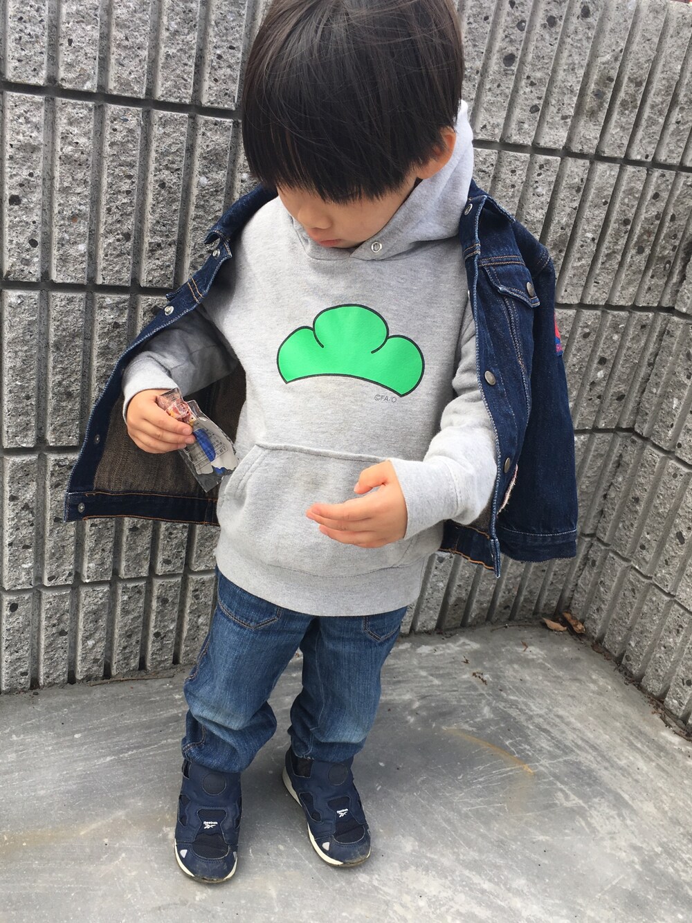 「男の子コーデ、ハロウィン、キッズコーデ、おそまつさん、ハロウィン キッズ、アキコーデ」｜「Reebokのアイテム（スニーカー、パープル系）」を使った、過ぎた煮さん（キッズ・100cm）の秋コーディネートの1枚目の写真