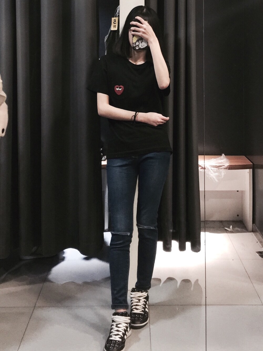 「UNIQLOのアイテム（Tシャツ/カットソー、ブラック系）」を使った、桐乡美玲さん（レディース・168cm）の春コーディネートの1枚目の写真