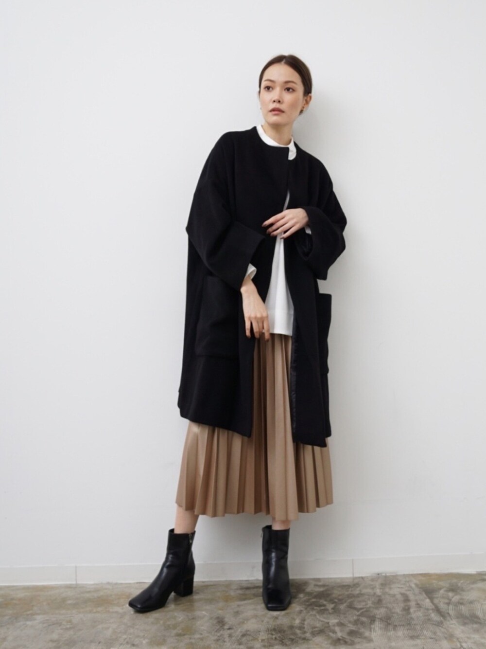 「HERENCIA、ヘレンチア、オーバーコート、クリスマス、マイベストコーデ2020、大人カジュアル、オトナカジュアル、プリーツスカート、ショートブーツ、私の推しブランド」｜「HERENCIAのウールカシミア ライトメルトン ノーカラーコート（その他アウター、ブラック系）」を使った、HERENCIA_SNAP さん（レディース・167cm）の冬コーディネートの1枚目の写真
