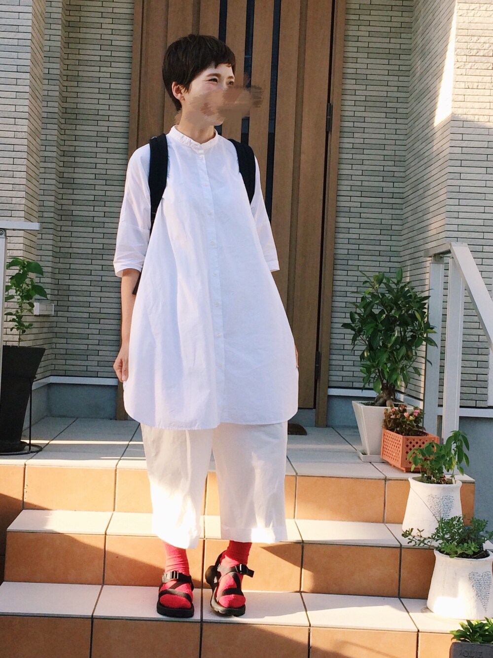「赤靴下、シンプルコーデ、無印」｜「無印良品のアイテム（チュニック、ホワイト系）」を使った、rieさん（レディース・160cm）の夏コーディネートの1枚目の写真