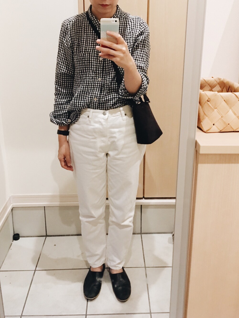 「秋服準備はじめました、ギンガムチェック、白パンツ」｜「Sally Scottのアイテム（デニムパンツ、ホワイト系）」を使った、rieさん（レディース・160cm）の秋コーディネートの1枚目の写真