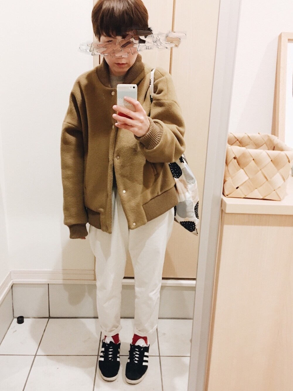 「スタジャン、メンズサイズ、白パンツ、冬の白」｜「markawareのアイテム（ブルゾン、ベージュ系）」を使った、rieさん（レディース・160cm）の秋コーディネートの1枚目の写真