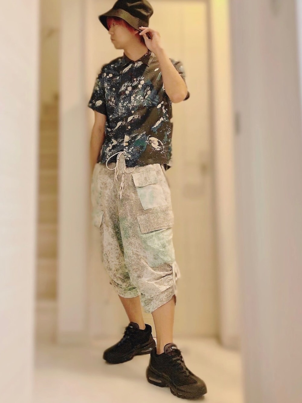 ブルー系のシャツ/ブラウス、ホワイト系のパンツ、ブラック系のスニーカーを着用したメンズの夏コーディネートの1枚目の写真