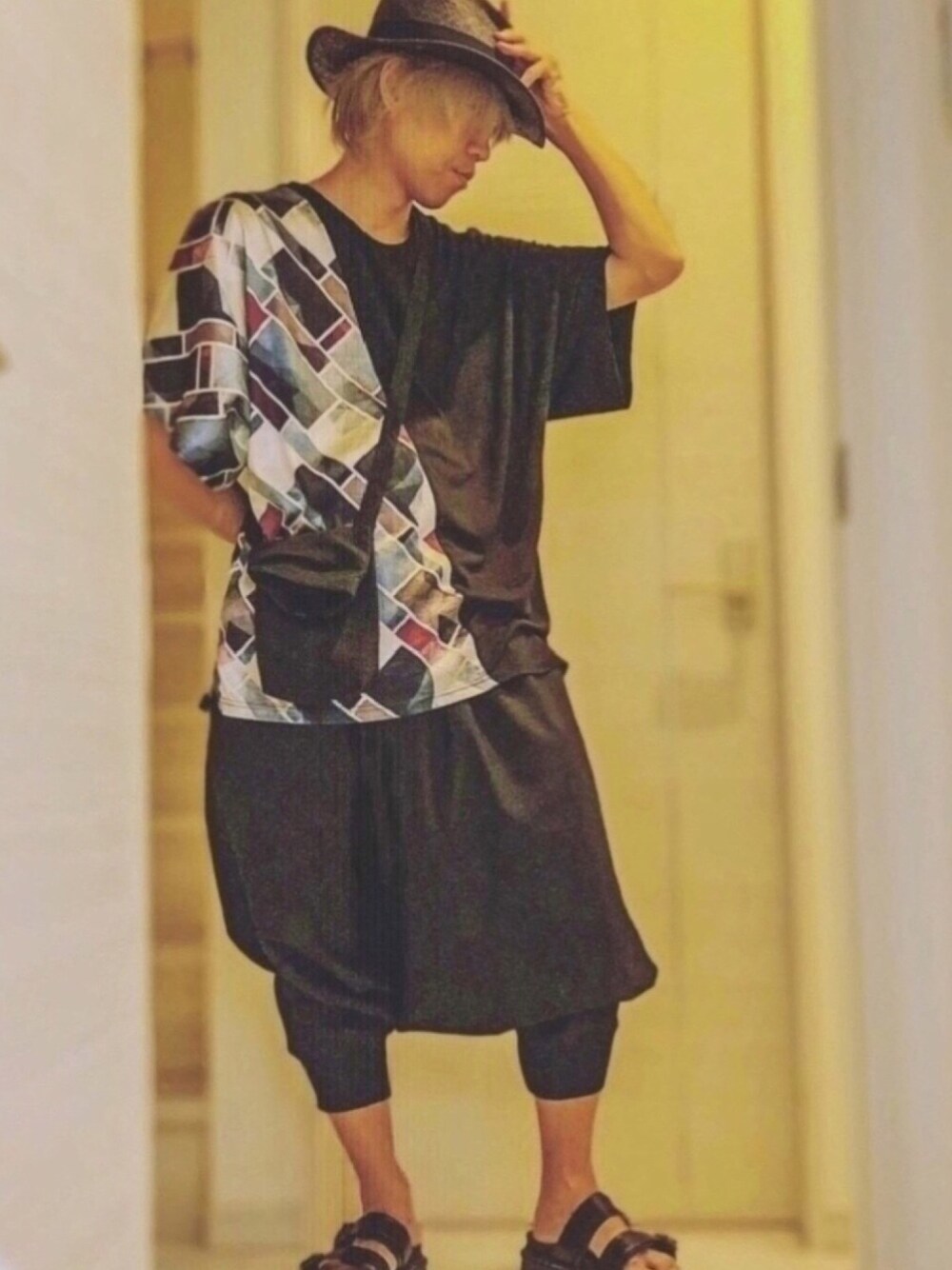 ブラック系のTシャツ/カットソー、ブラック系のパンツ、ブラック系のショルダーバッグを着用したメンズの夏コーディネートの1枚目の写真