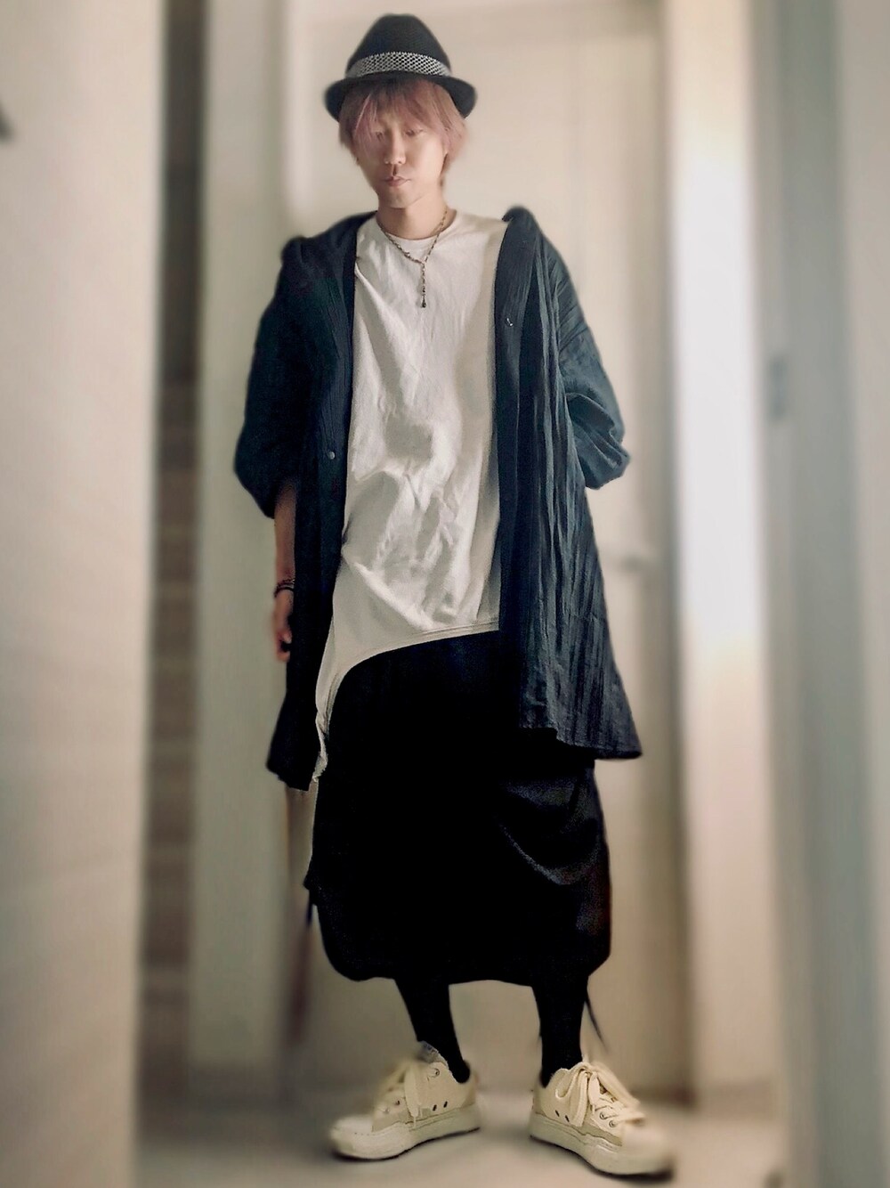 ブラック系のシャツ/ブラウス、ホワイト系のTシャツ/カットソー、ブラック系のパンツを着用したメンズの秋コーディネートの1枚目の写真
