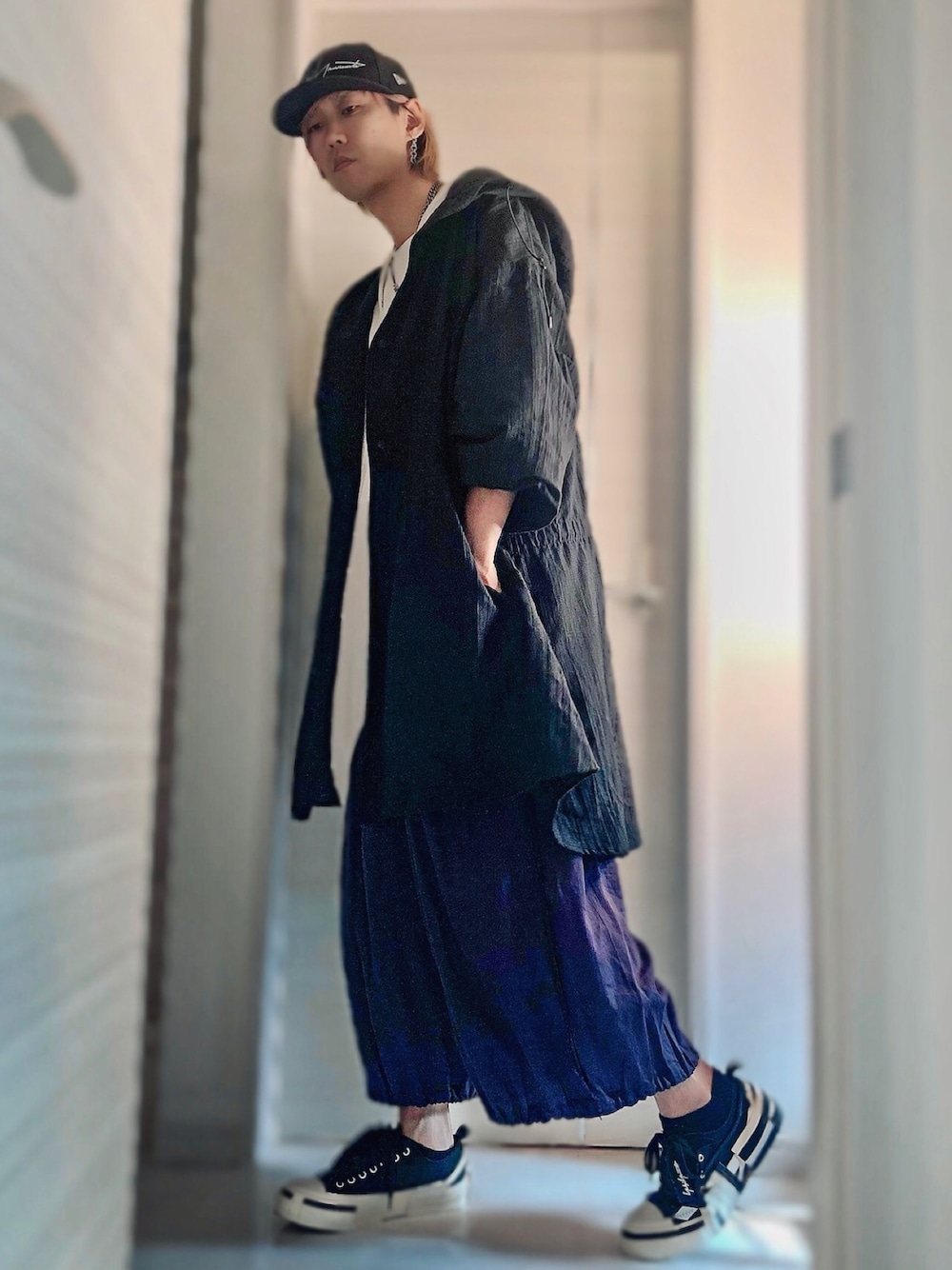 パープル系のパンツ、ブラック系のスニーカー、ブラック系のシャツ/ブラウスを着用したメンズの秋コーディネートの1枚目の写真