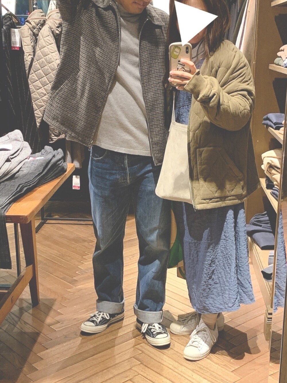 グリーン系のブルゾン、ベージュ系のショルダーバッグ、ホワイト系のTシャツ/カットソーを着用したレディースの冬コーディネートの1枚目の写真