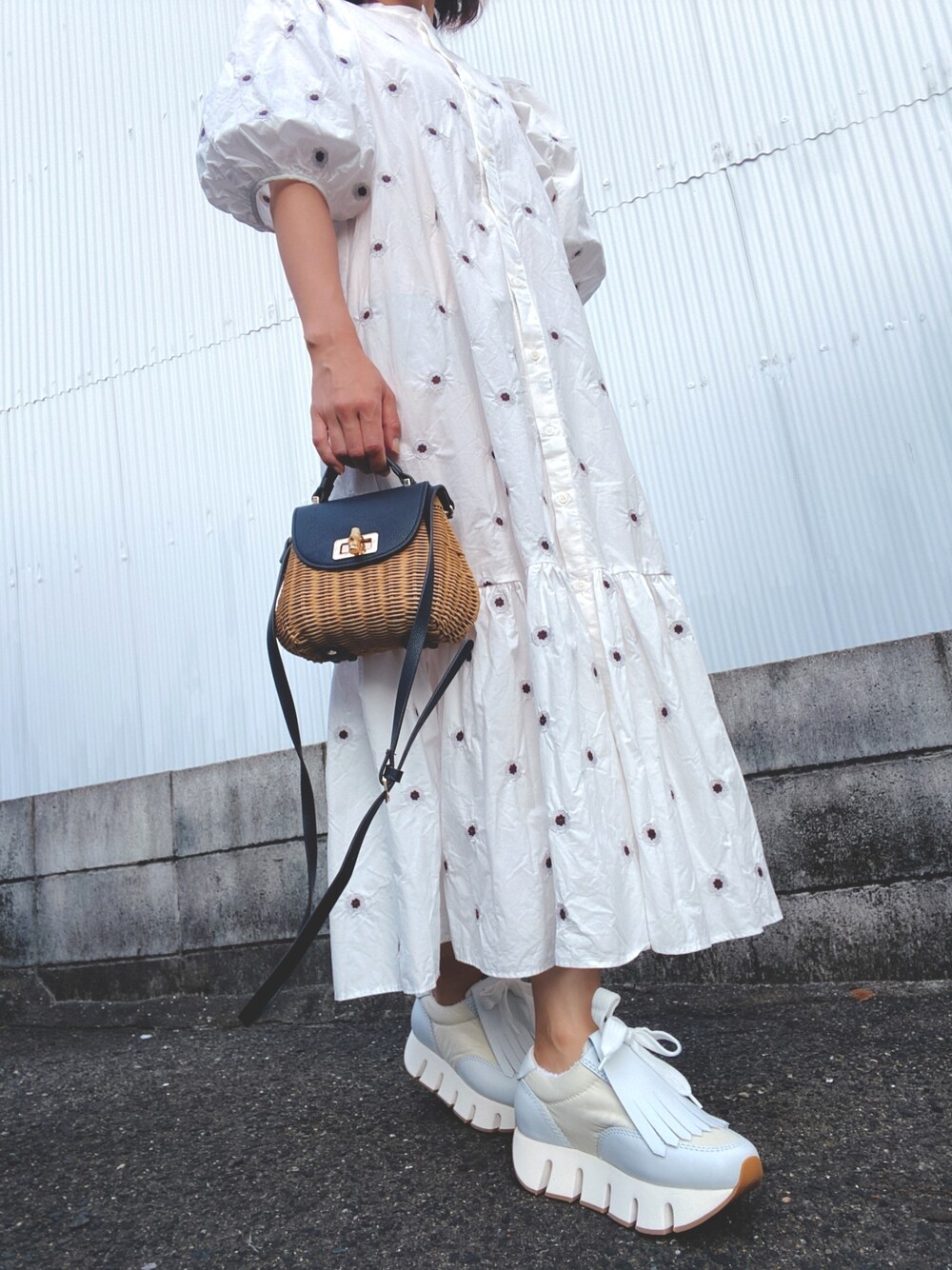 「ZARA、zara woman、低身長、低身長コーデ、ZARAワンピース、ワンピース×スニーカー、ワンピース、かごバッグ、H&M、スニーカーコーデ」｜「ZARAのアイテム（ワンピース/ドレス、ホワイト系）」を使った、mari0922kさん（レディース・152cm）の夏コーディネートの1枚目の写真