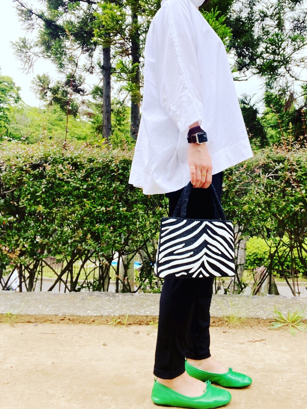 グリーン系のバレエシューズ、ホワイト系のシャツ/ブラウスを着用したレディースの春コーディネートの1枚目の写真