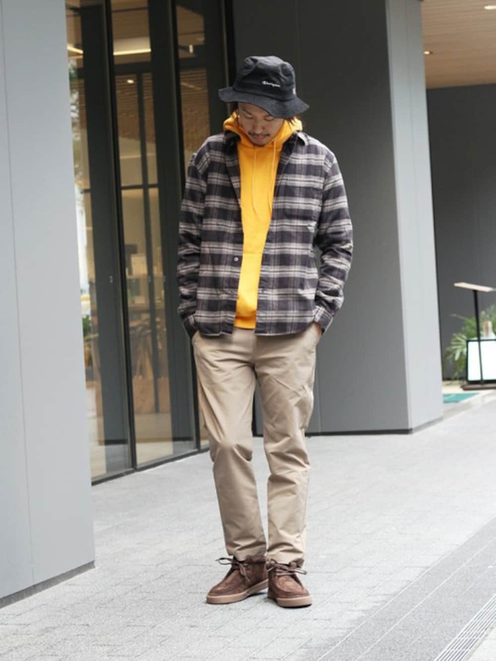 「チェック、テーパードパンツ、VANS、カジュアル、シンプル、チェックシャツ、ネルシャツ、パーカー、JOURNAL STANDARD relume、秋冬」｜「JOURNAL STANDARD relumeのBrush フランネルチェックシャツ#	（シャツ/ブラウス、ブラック系）」を使った、NAKAさん（メンズ・175cm）の秋コーディネートの1枚目の写真