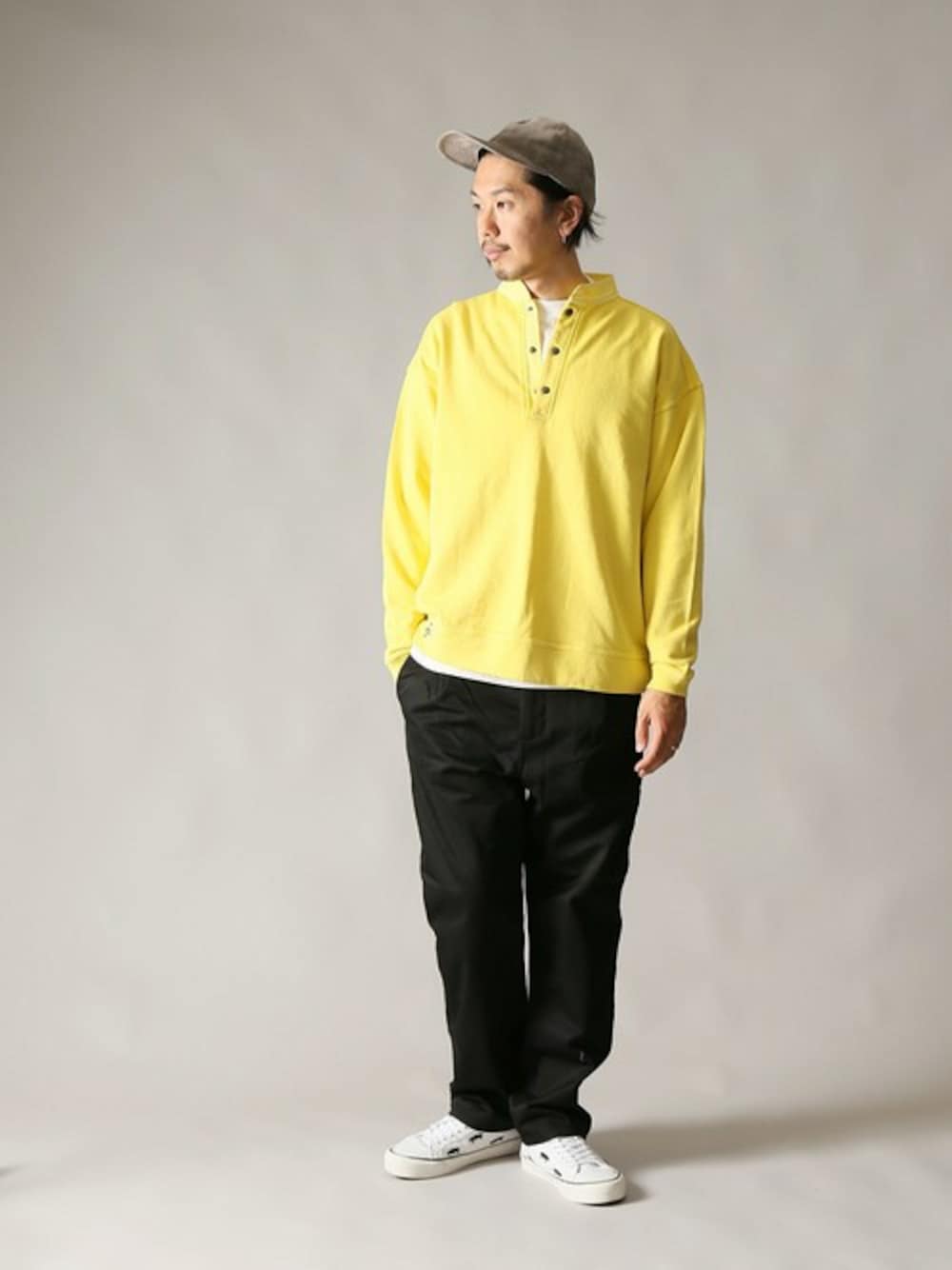 「スウェット、VANS、シンプル、ストリート、トレーナー、大人カジュアル、ハイカットスニーカー、スケータースタイル、CHUMS、JOURNAL STANDARD relume」｜「CHUMSの【Begin掲載】CHUMS×relume / 別注チャムス HURRICANE TOP#（スウェット、イエロー系）」を使った、NAKAさん（メンズ・175cm）の春コーディネートの1枚目の写真