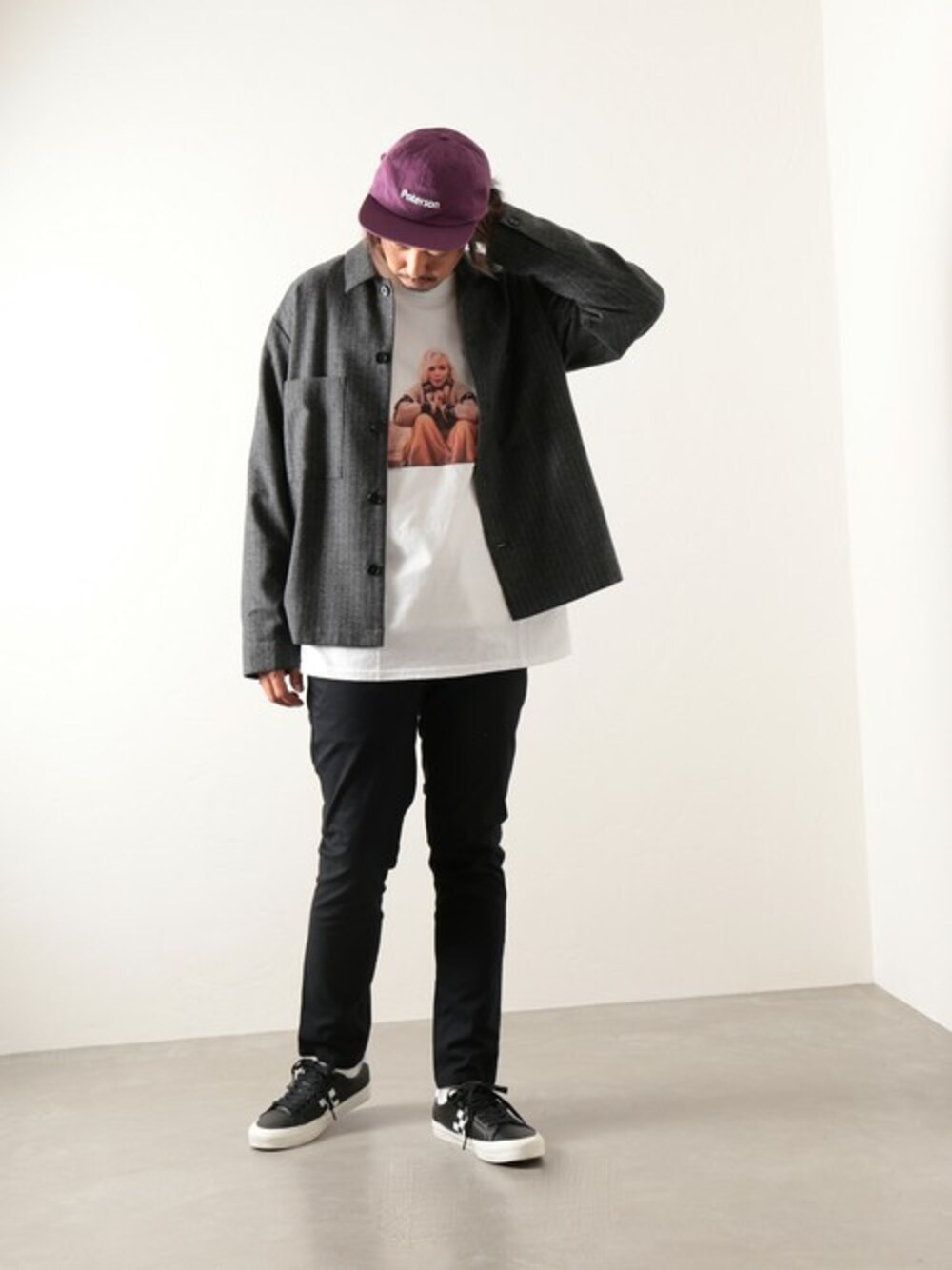 グレー系のブルゾン、ホワイト系のTシャツ/カットソー、ブラック系のチノパンツを着用したメンズの夏コーディネートの1枚目の写真